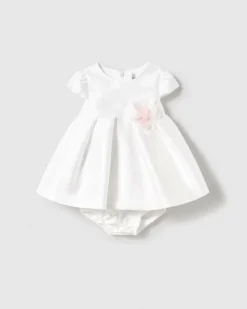 Abito bianco con applicazione floreale rosa e coulotte abbinata