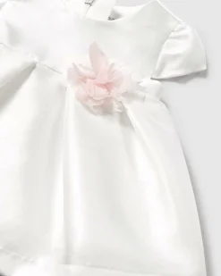 Abito bianco con applicazione floreale rosa e coulotte abbinata