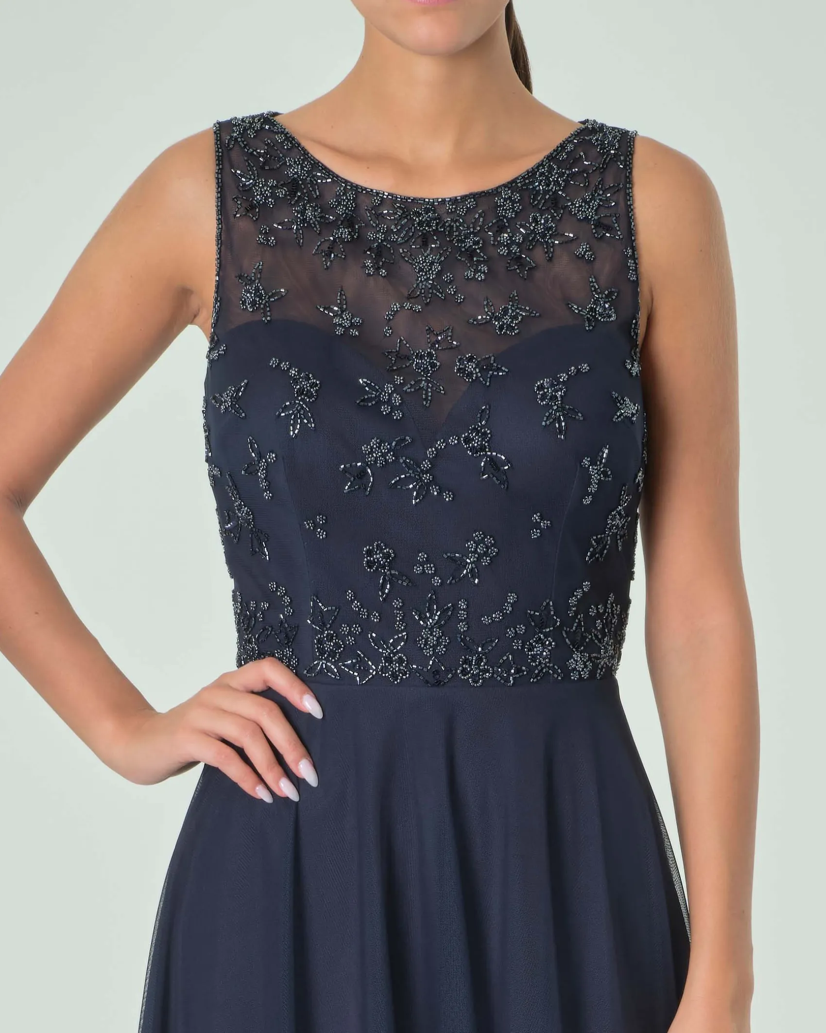 Abito corto blu navy in tulle senza maniche con corpetto ricamato in perline tono su tono