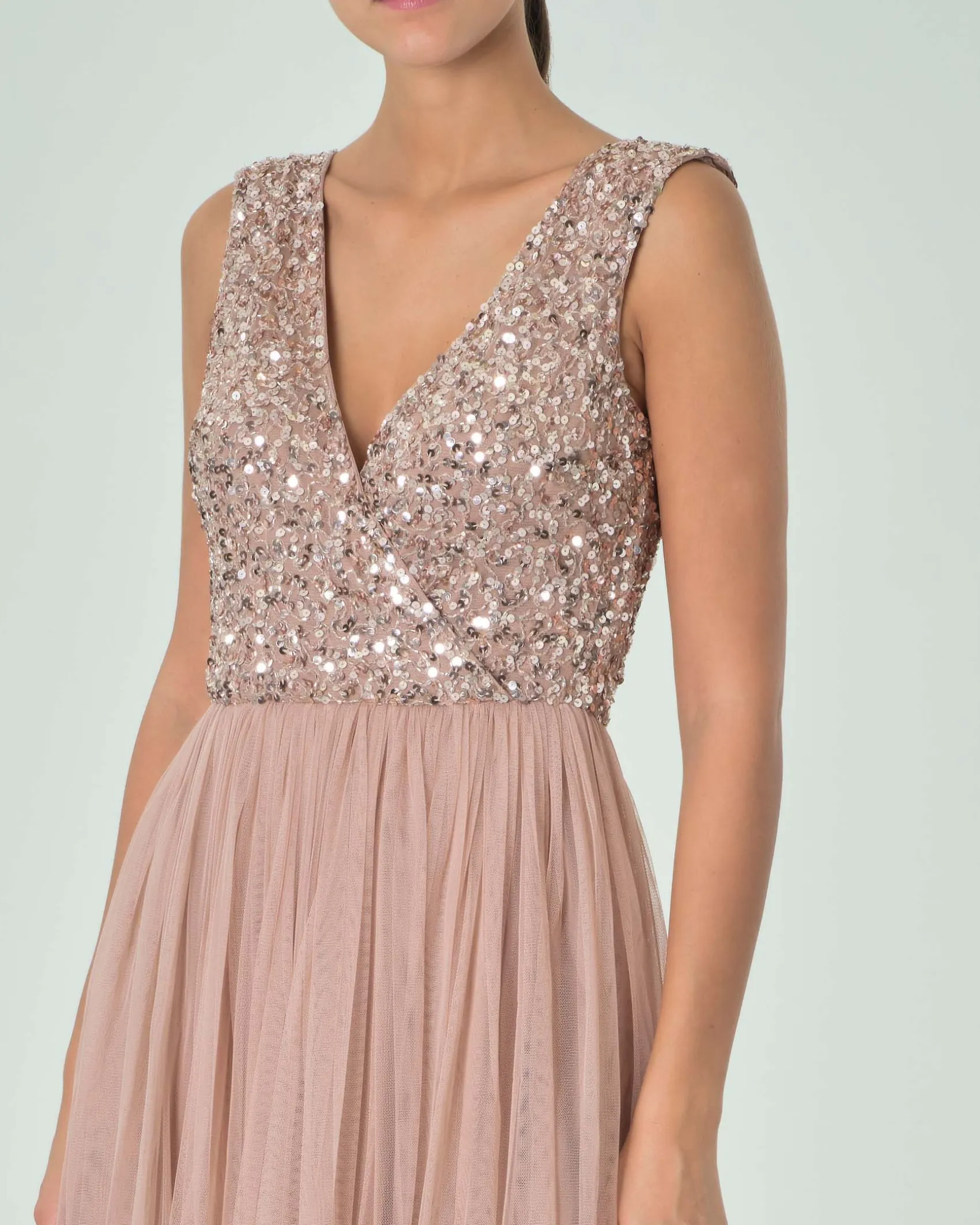 Abito corto color taupe in tulle senza maniche con corpetto ricamato in paillettes e perline argento