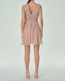 Abito corto color taupe in tulle senza maniche con corpetto ricamato in paillettes e perline argento