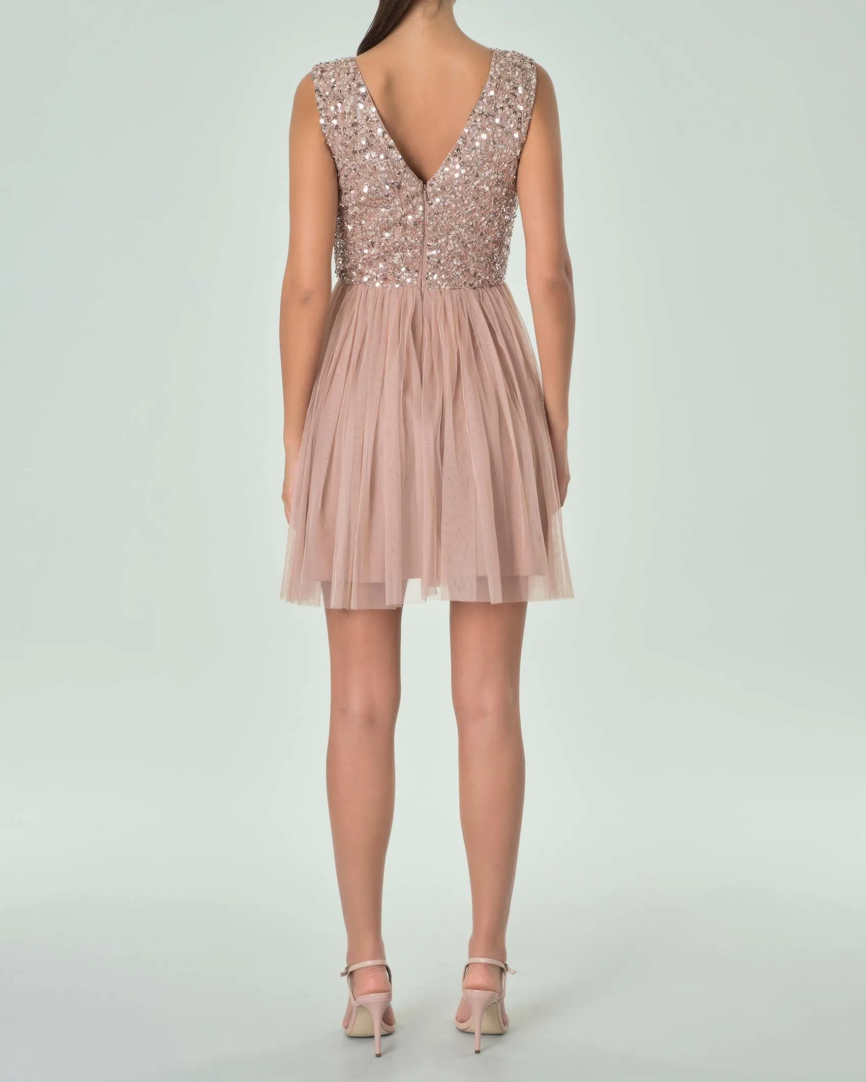 Abito corto color taupe in tulle senza maniche con corpetto ricamato in paillettes e perline argento