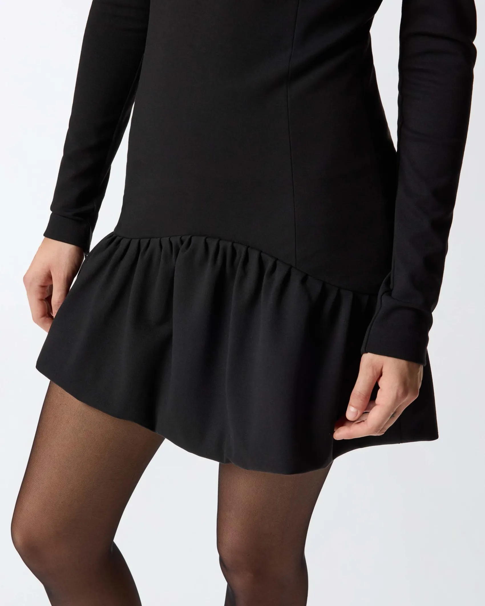 Abito corto nero Pinko in viscosa stretch lavorata a punto stoffa a maniche lunghe con ampio scollo e gonna a palloncino