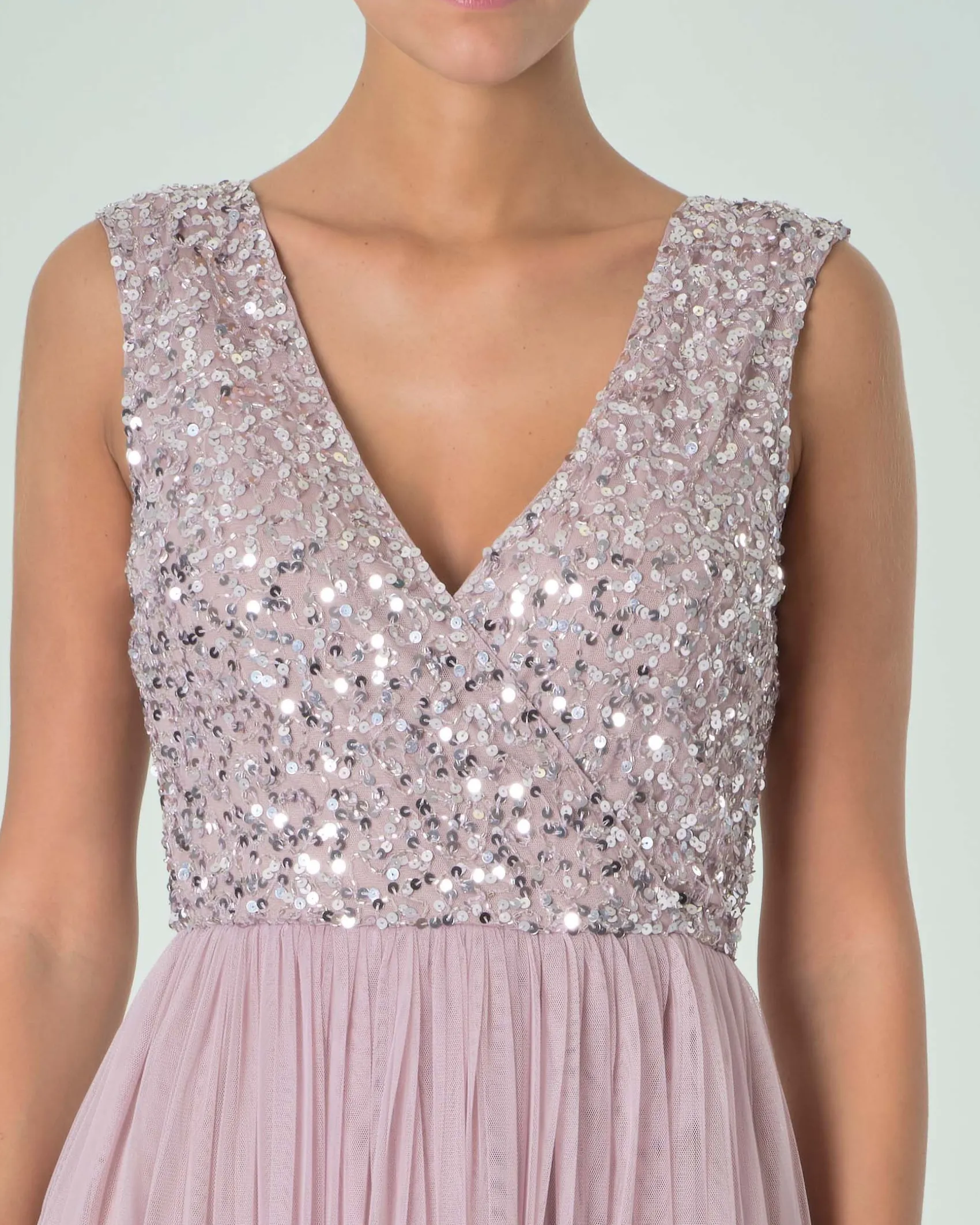 Abito corto rosa in tulle senza maniche con corpetto ricamato in paillettes e perline argento