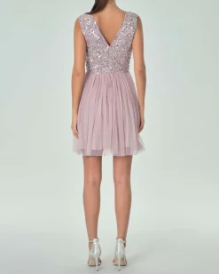 Abito corto rosa in tulle senza maniche con corpetto ricamato in paillettes e perline argento