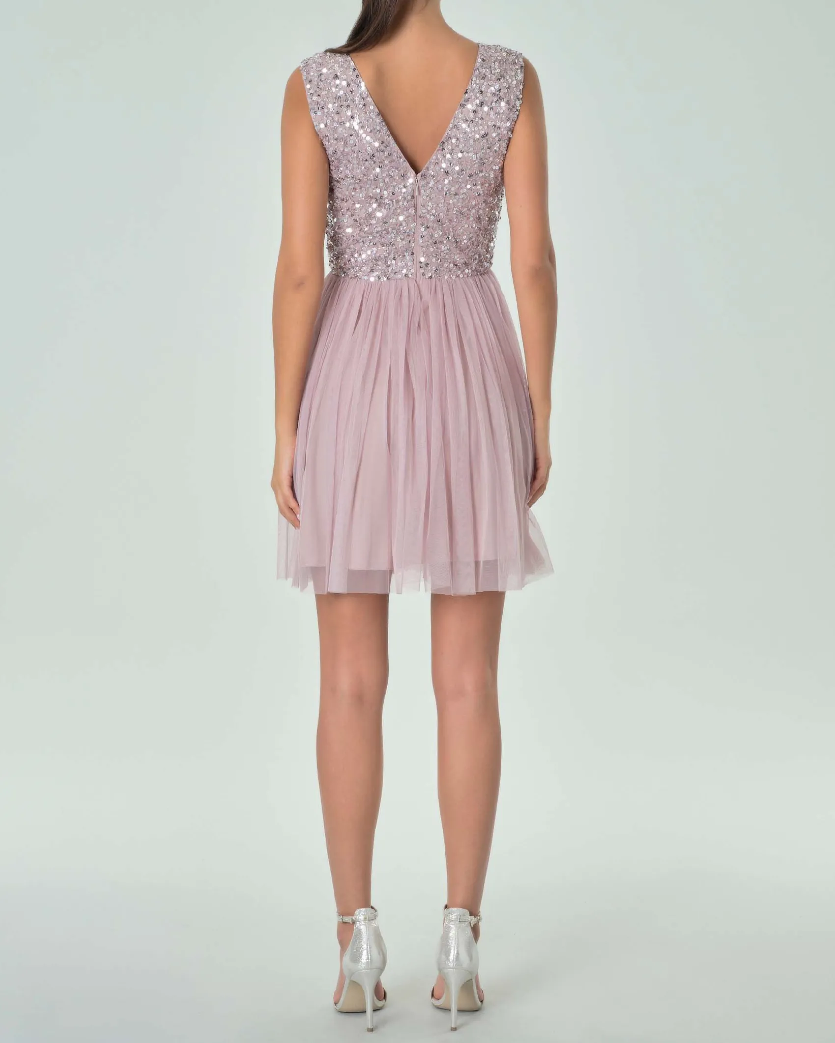 Abito corto rosa in tulle senza maniche con corpetto ricamato in paillettes e perline argento