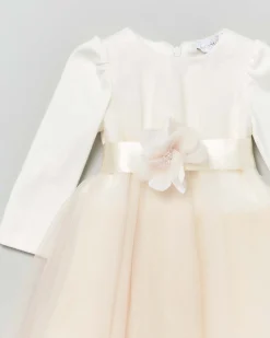 Abito ecrù a maniche lunghe con tulle e cintura in raso rosa con fiore