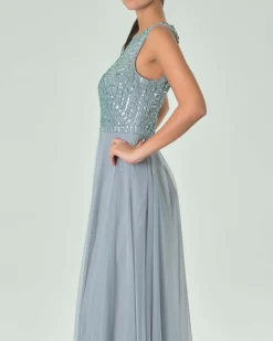 Abito lungo azzurro in tulle con ricami in perline tono su tono sul corpetto smanicato
