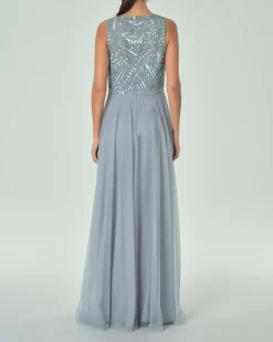 Abito lungo azzurro in tulle con ricami in perline tono su tono sul corpetto smanicato
