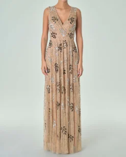 Abito lungo beige in tulle senza maniche con ricami a motivo foliage in paillettes verdi e argento