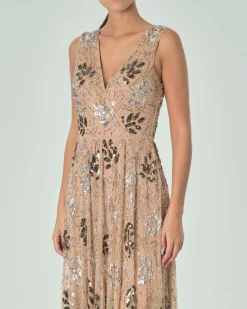 Abito lungo beige in tulle senza maniche con ricami a motivo foliage in paillettes verdi e argento