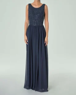 Abito lungo blu navy in creponne con corpetto smanicato ricamato in perline tono su tono