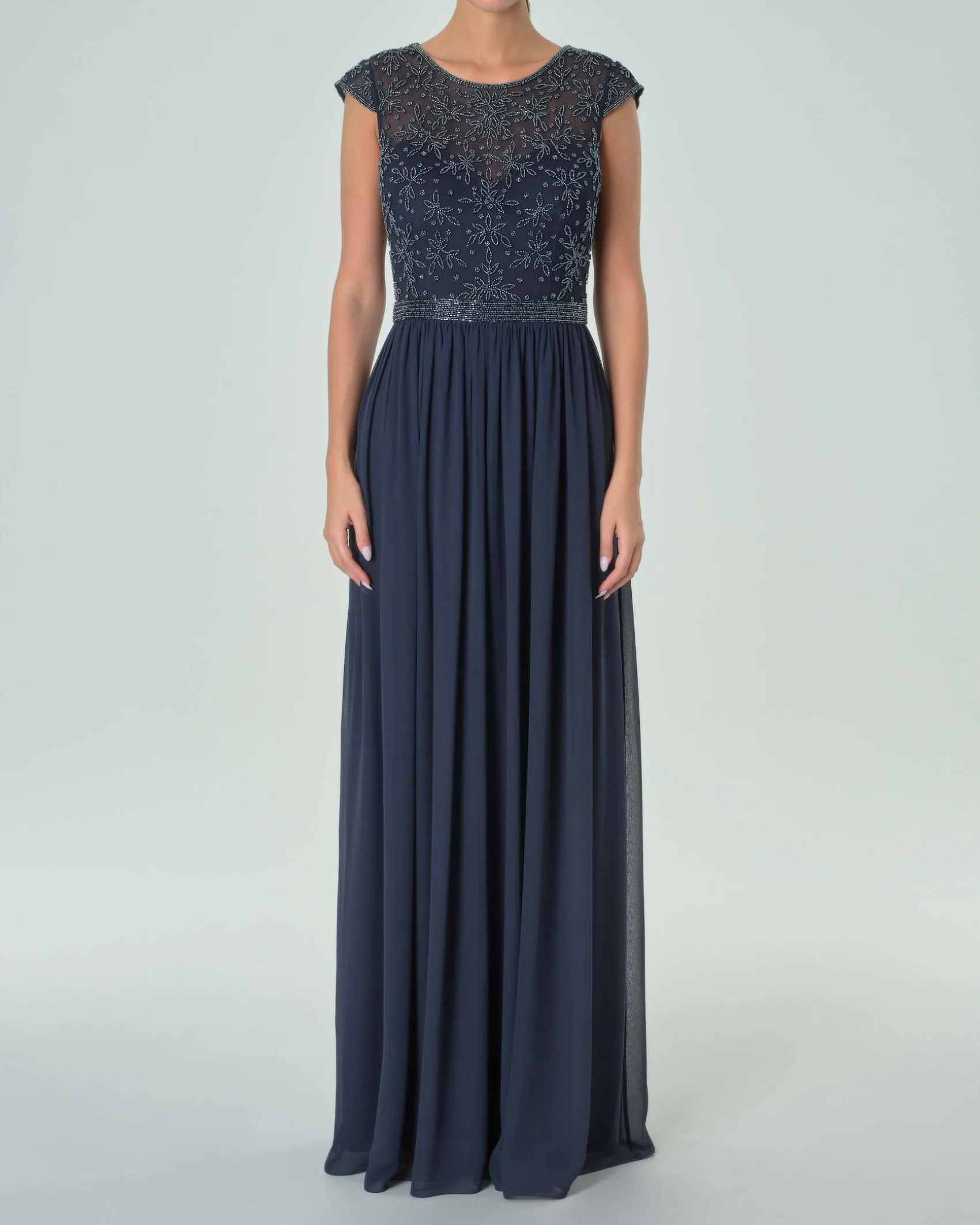 Abito lungo blu navy in georgette con corpetto a maniche ad aletta ricamato in perline tono su tono
