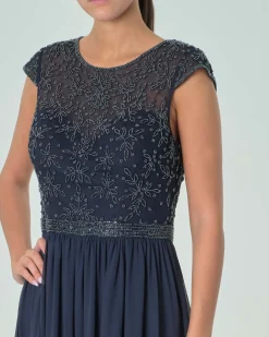 Abito lungo blu navy in georgette con corpetto a maniche ad aletta ricamato in perline tono su tono