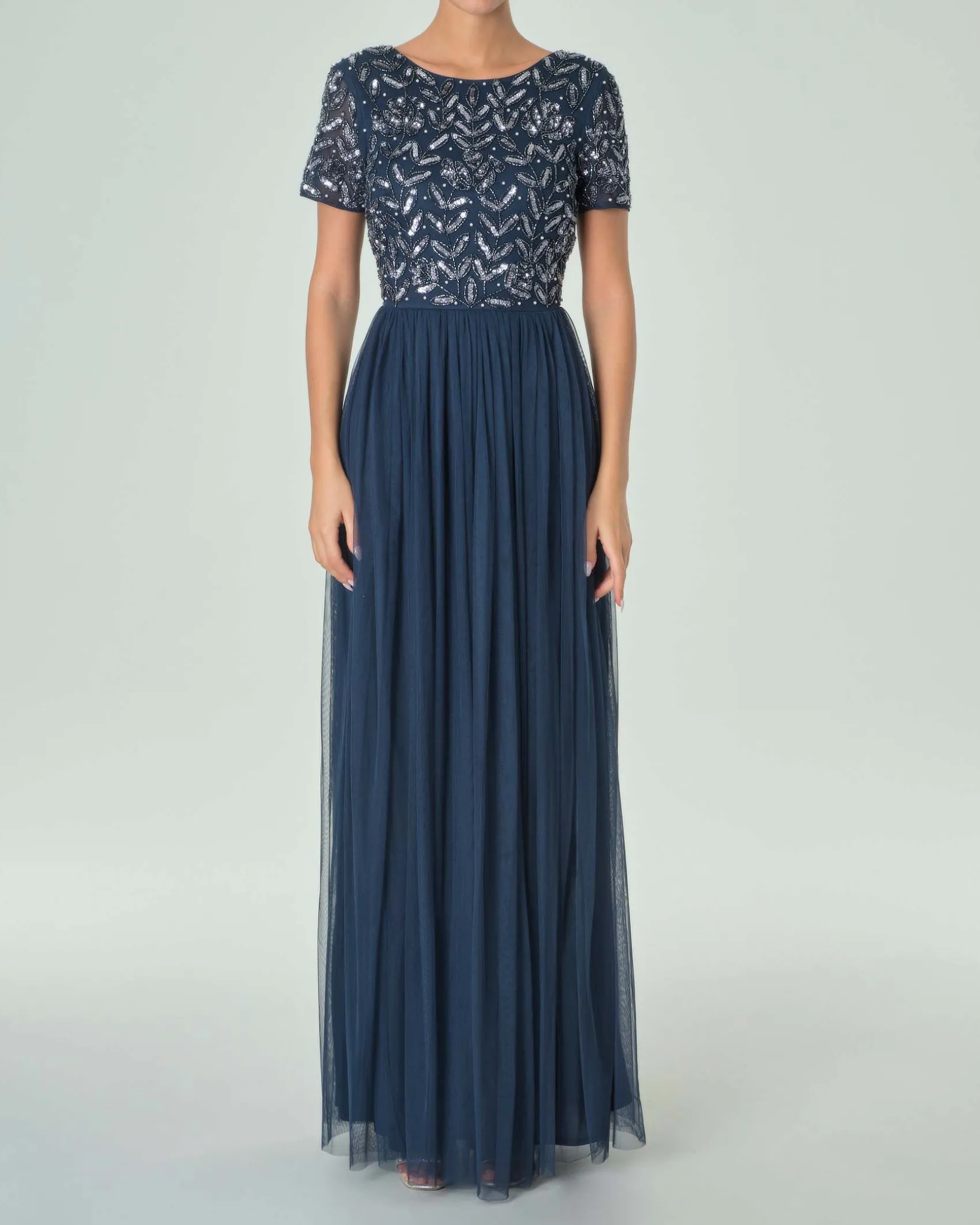 Abito lungo blu navy in tulle con corpetto a maniche corte ricamato in paillettes e perline