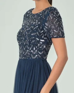 Abito lungo blu navy in tulle con corpetto a maniche corte ricamato in paillettes e perline