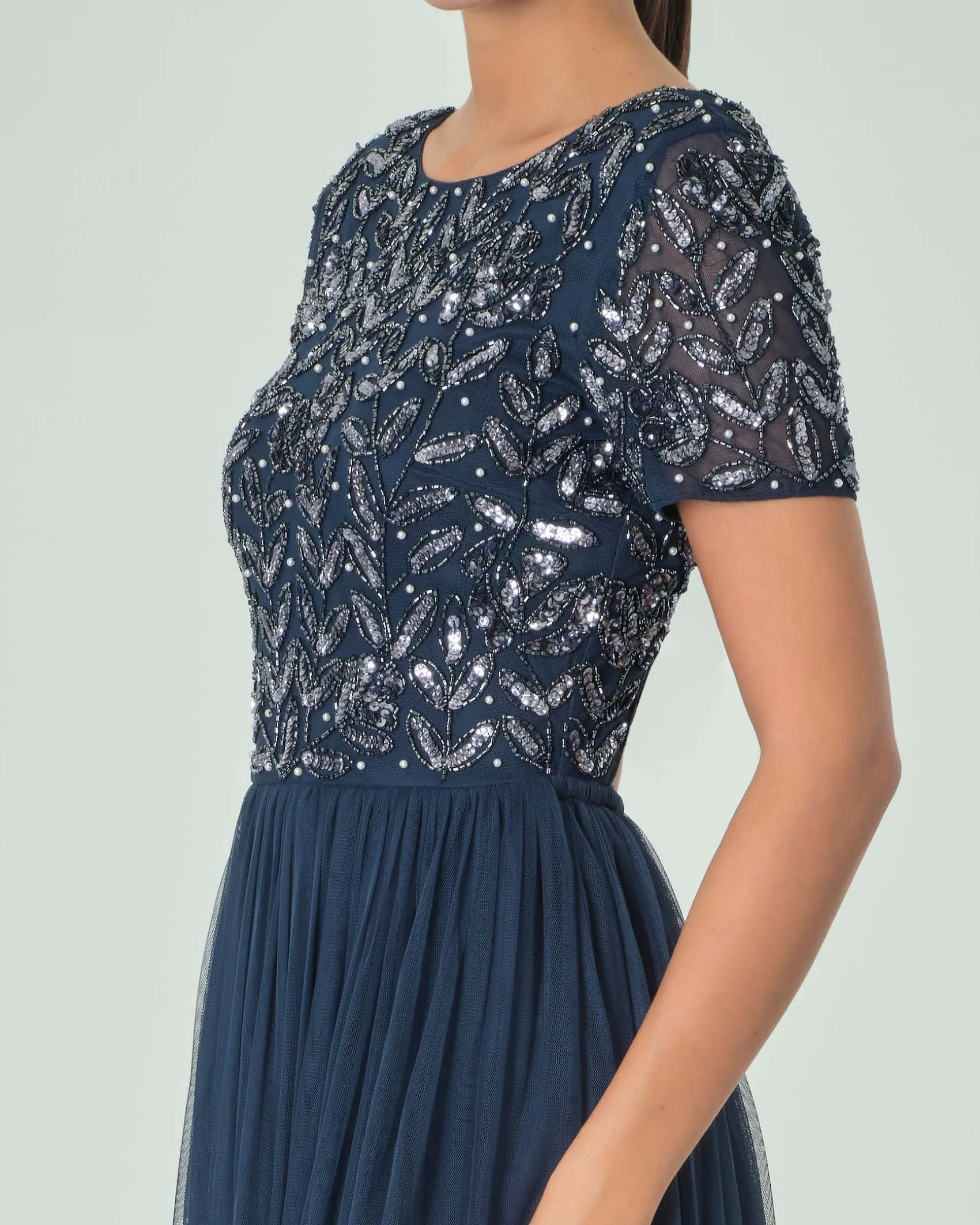 Abito lungo blu navy in tulle con corpetto a maniche corte ricamato in paillettes e perline