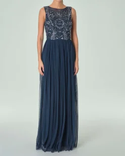Abito lungo blu navy in tulle con corpetto senza maniche ricamato in perline e paillettes