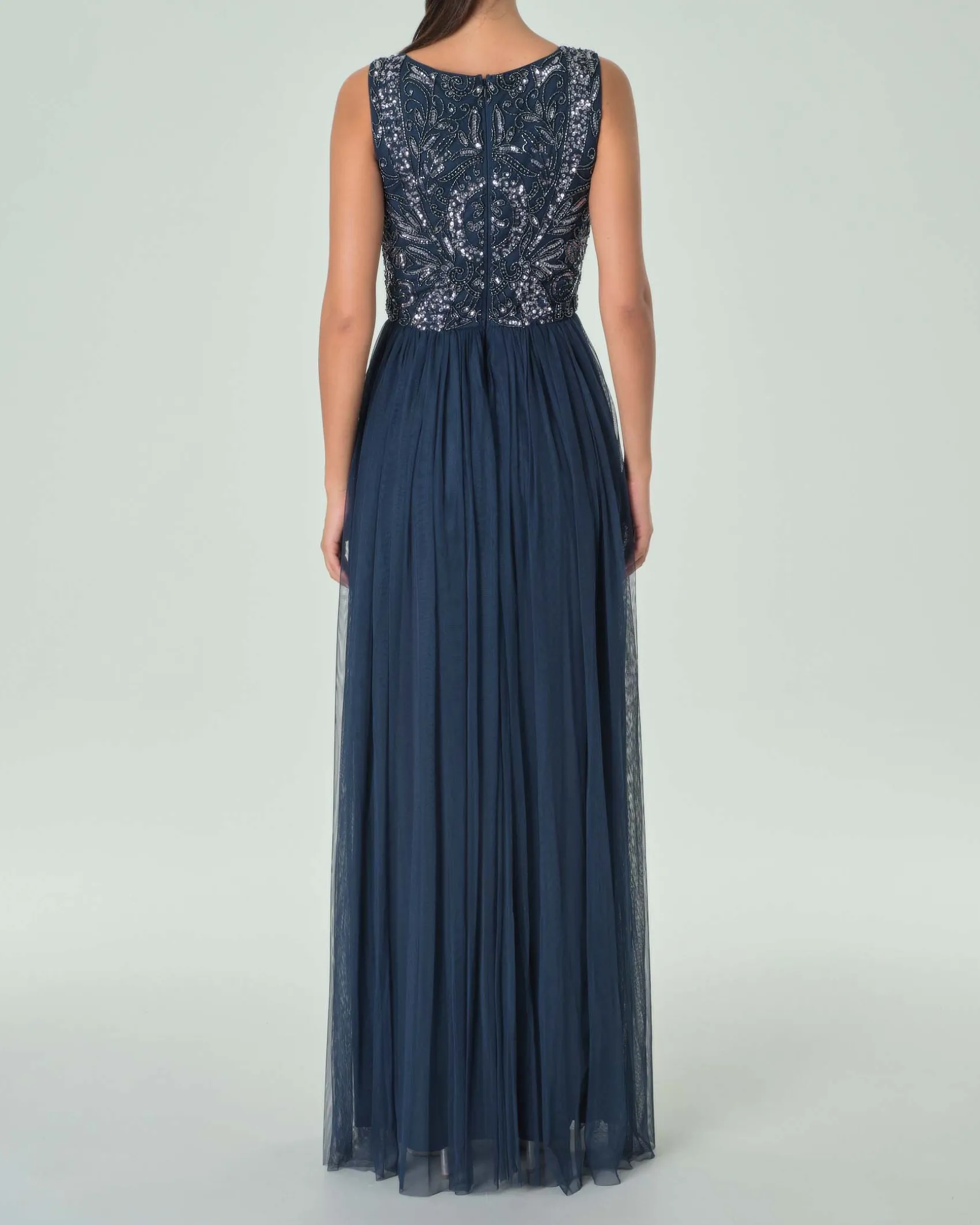 Abito lungo blu navy in tulle con corpetto senza maniche ricamato in perline e paillettes