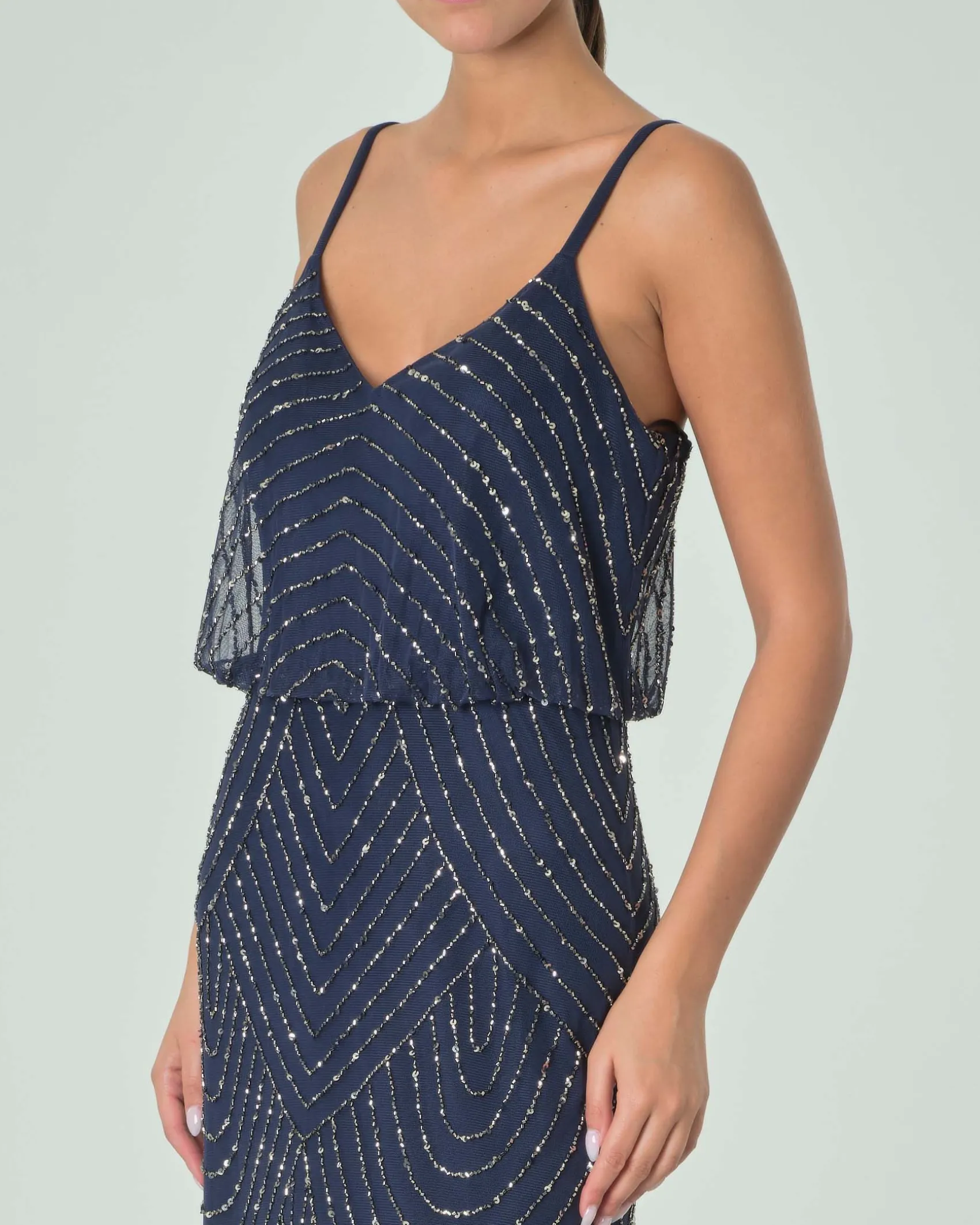 Abito lungo blu navy senza maniche con spalline sottili e taglio in vita rimborsato con ricami in perline tono su tono