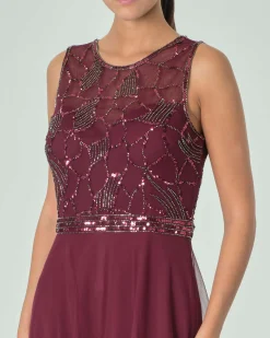 Abito lungo bordeaux in tulle senza maniche con busto ricamato in perline tono su tono