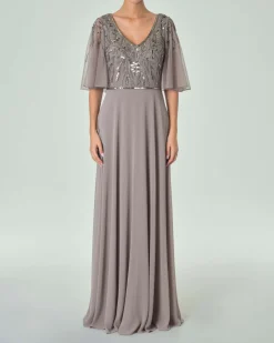Abito lungo grigio in georgette con maniche al gomito a mantella e ricami in paillettes tono su tono
