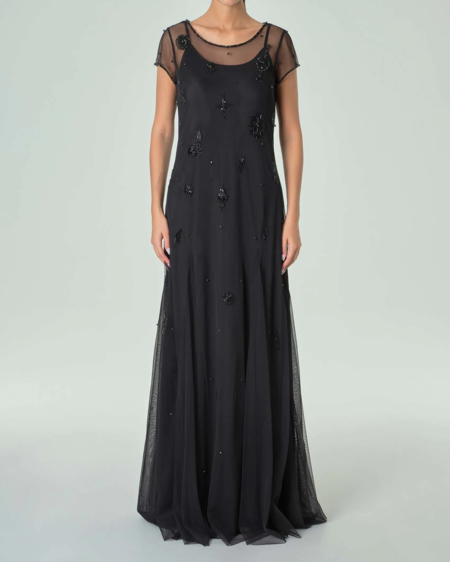 Abito lungo in tulle con ricami in perline tono su tono e sottoveste con spalline sottili