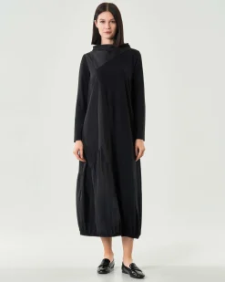 Abito lungo nero Jurerê in taffetà con inserti in jersey ed elastico inserito al fondo