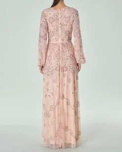 Abito lungo rosa in tulle con maniche lunghe e ricami floreali in paillettes e perline all over