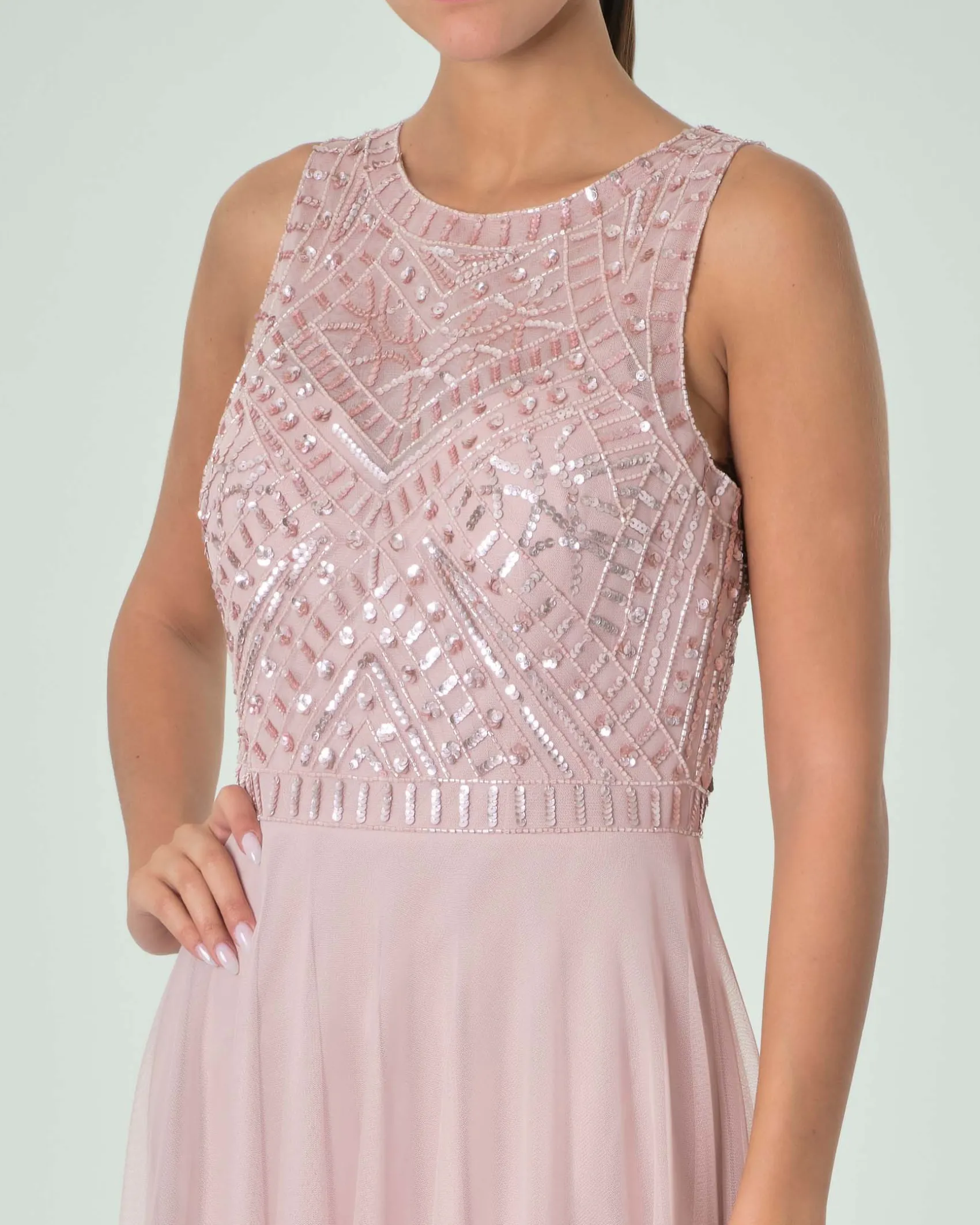 Abito lungo rosa in tulle con ricami in perline tono su tono sul corpetto smanicato