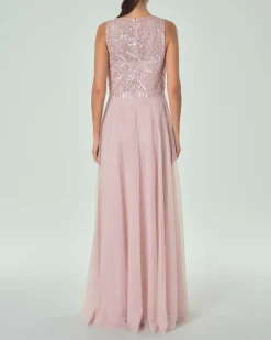 Abito lungo rosa in tulle con ricami in perline tono su tono sul corpetto smanicato