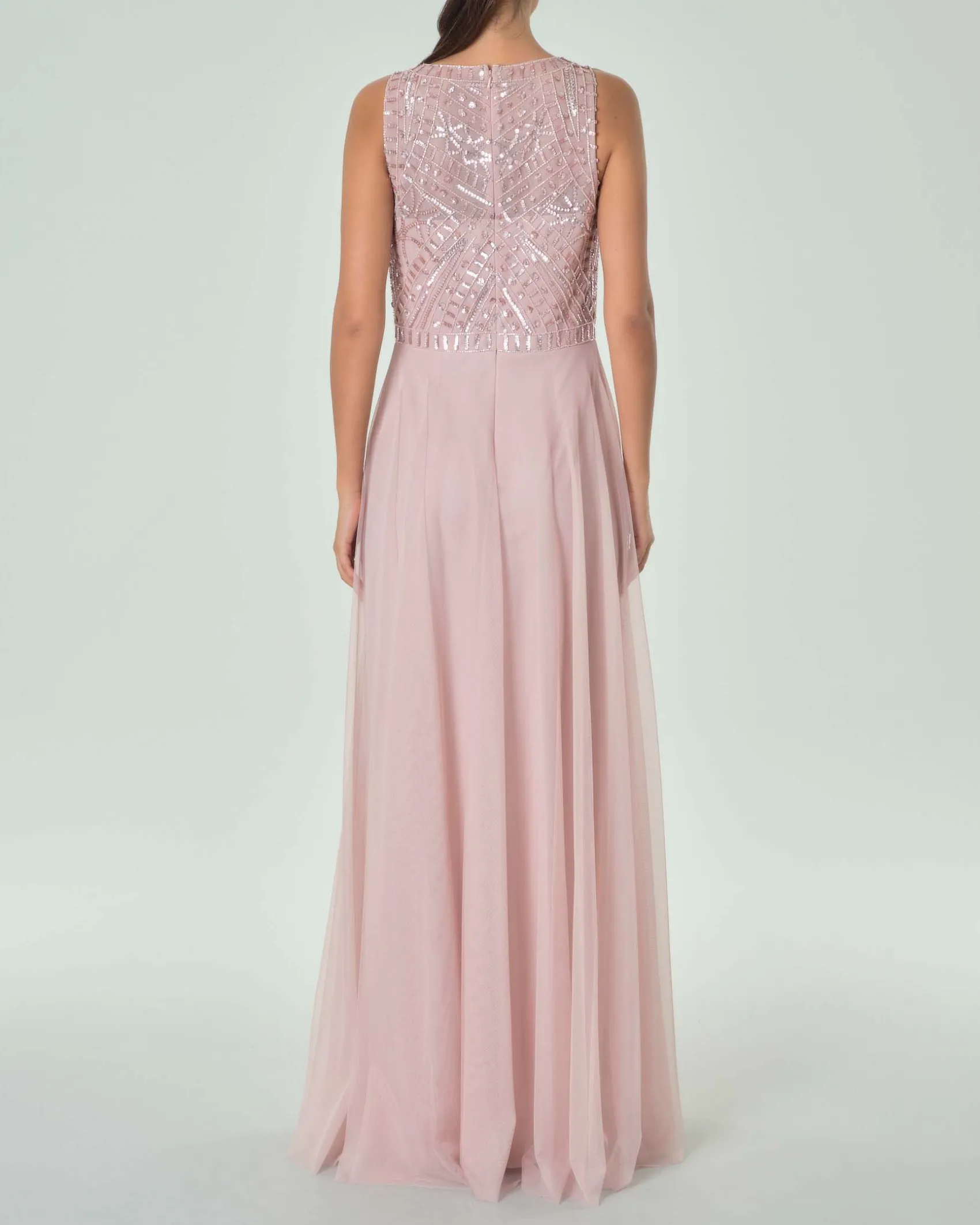 Abito lungo rosa in tulle con ricami in perline tono su tono sul corpetto smanicato