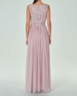 Abito lungo rosa tonalità fredda in tulle con corpetto senza maniche ricamato in perline e paillettes