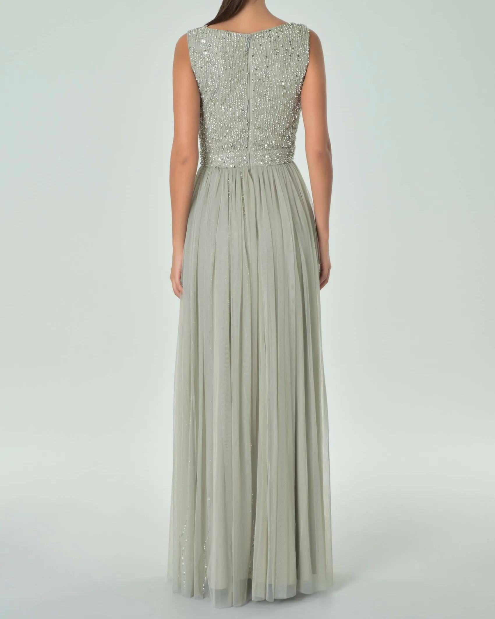 Abito lungo verde salvia chiaro in tulle con corpetto smanicato ricami in perline tono su tono e paillettes argento