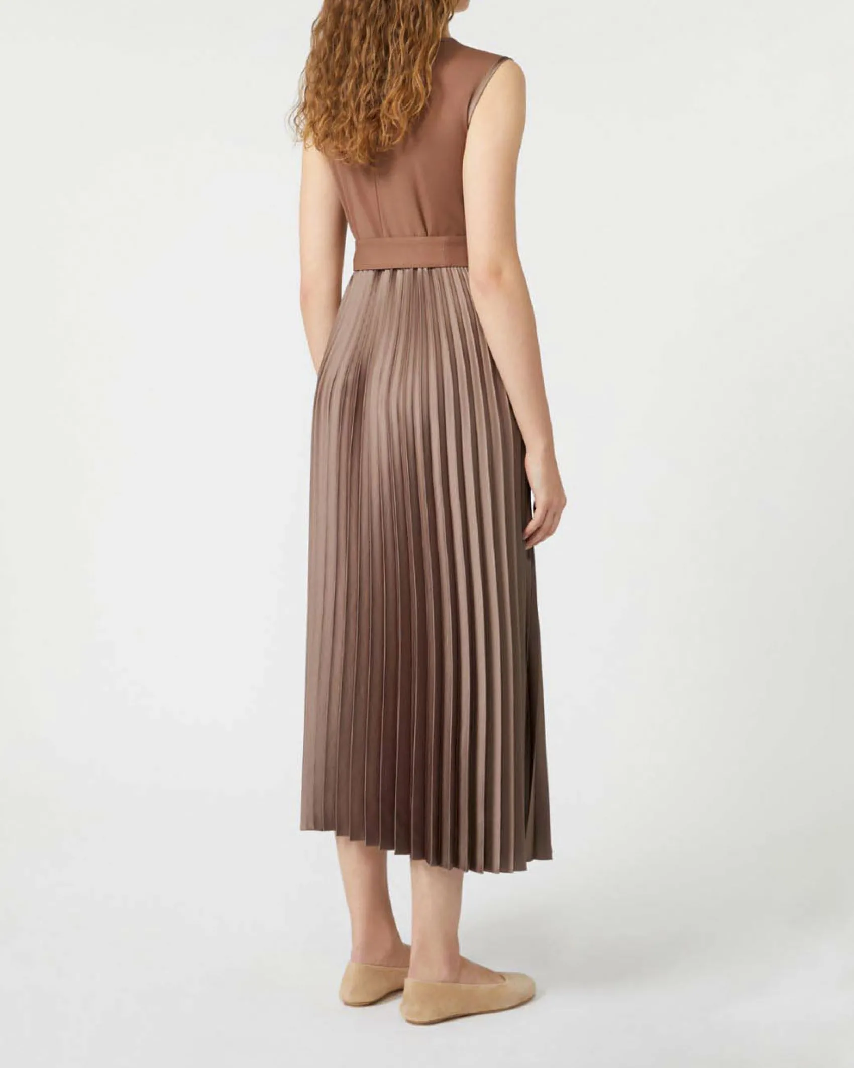 Abito midi color moka Weekend Max Mara con gonna plissè e busto in satin smanicato