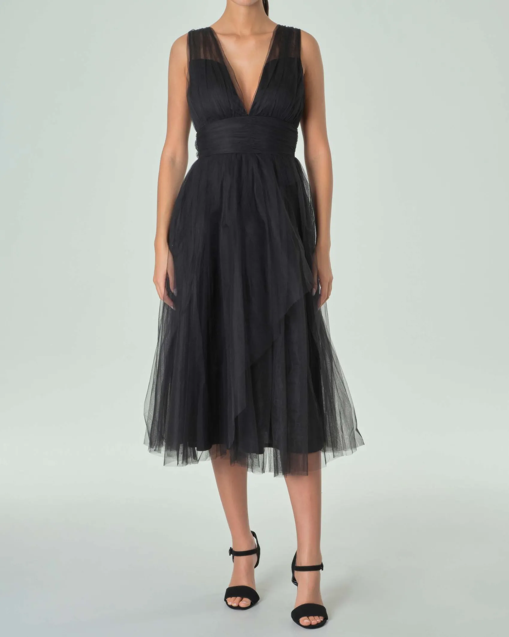 Abito midi nero in tulle senza maniche con gonna ruota e scollo a V