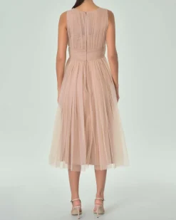 Abito midi rosa in tulle senza maniche con gonna ruota e scollo a V