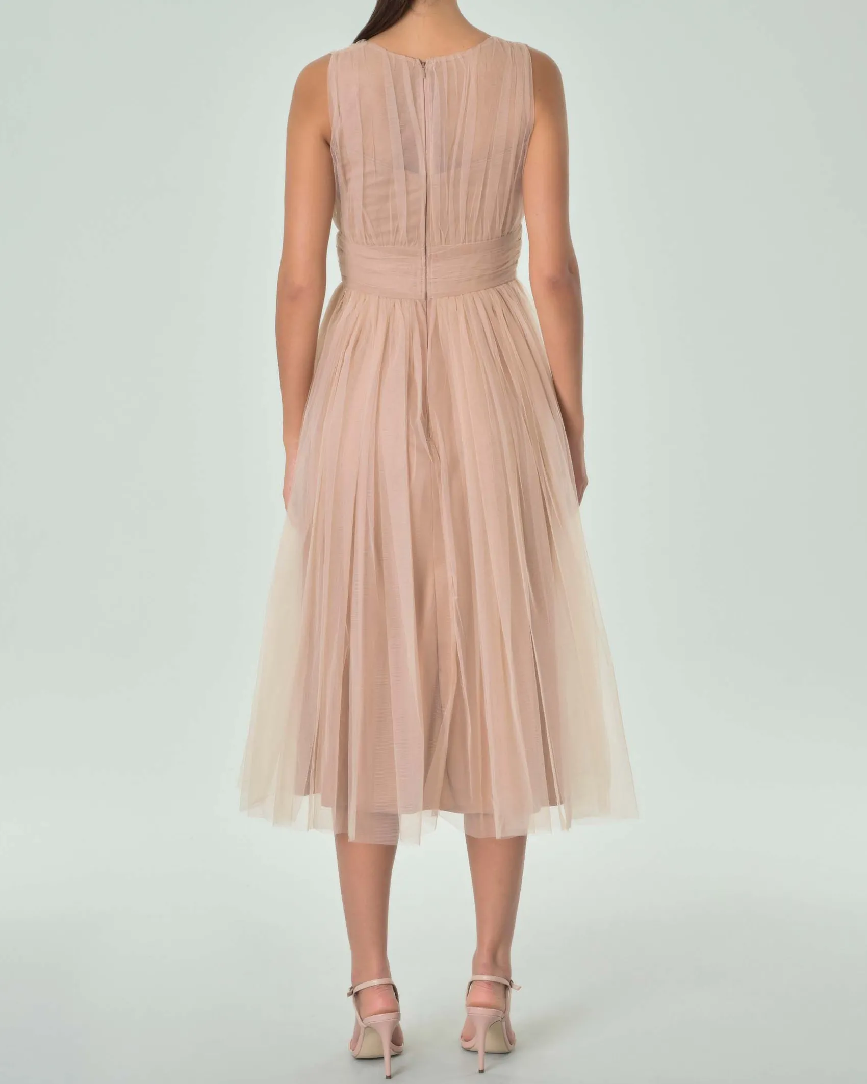 Abito midi rosa in tulle senza maniche con gonna ruota e scollo a V