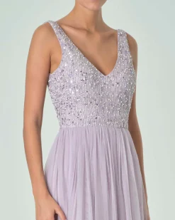 Abito midi smanicato color lilla in tulle con corpetto ricamato in paillettes e perline tono su tono