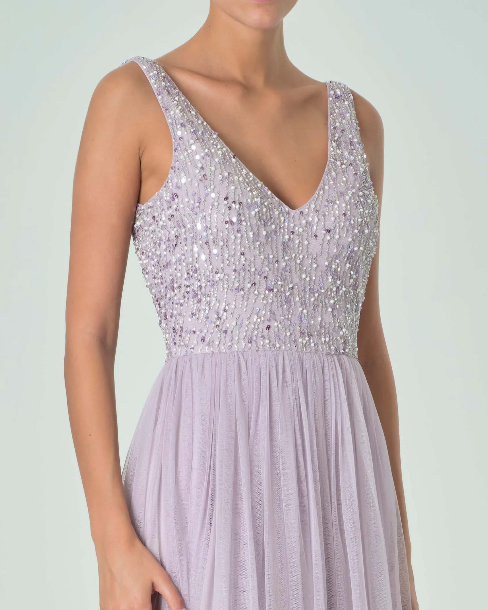 Abito midi smanicato color lilla in tulle con corpetto ricamato in paillettes e perline tono su tono