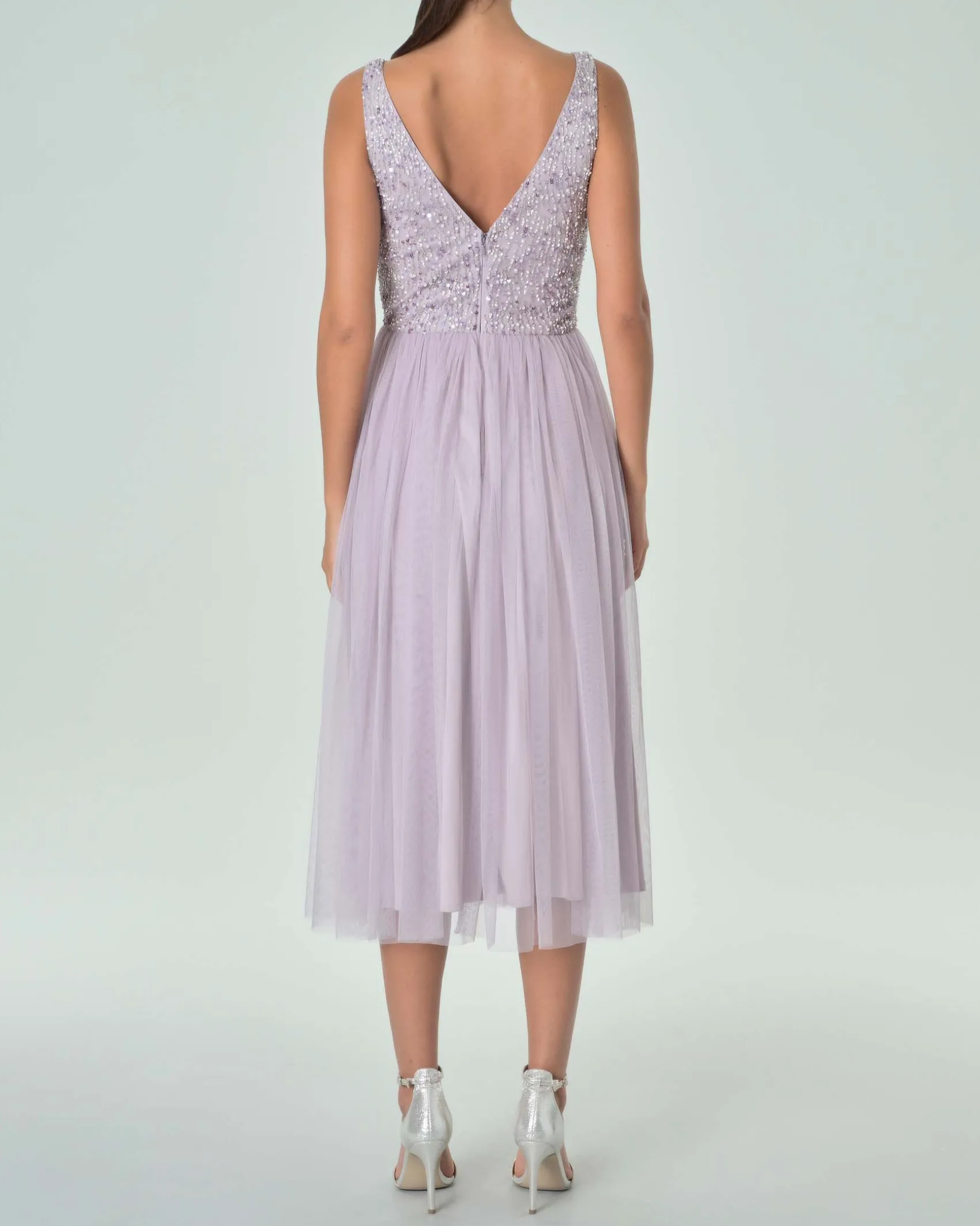 Abito midi smanicato color lilla in tulle con corpetto ricamato in paillettes e perline tono su tono