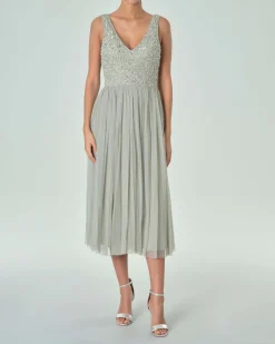 Abito midi smanicato verde salvia chiaro in tulle con corpetto ricamato in paillettes e perline tono su tono