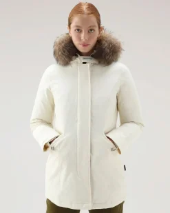Arctic Parka slim fit color avorio imbottito in piuma naturale con bordatura in pelliccia