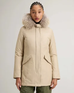 Arctic Parka slim fit color sabbia imbottito in piuma naturale con bordatura in pelliccia