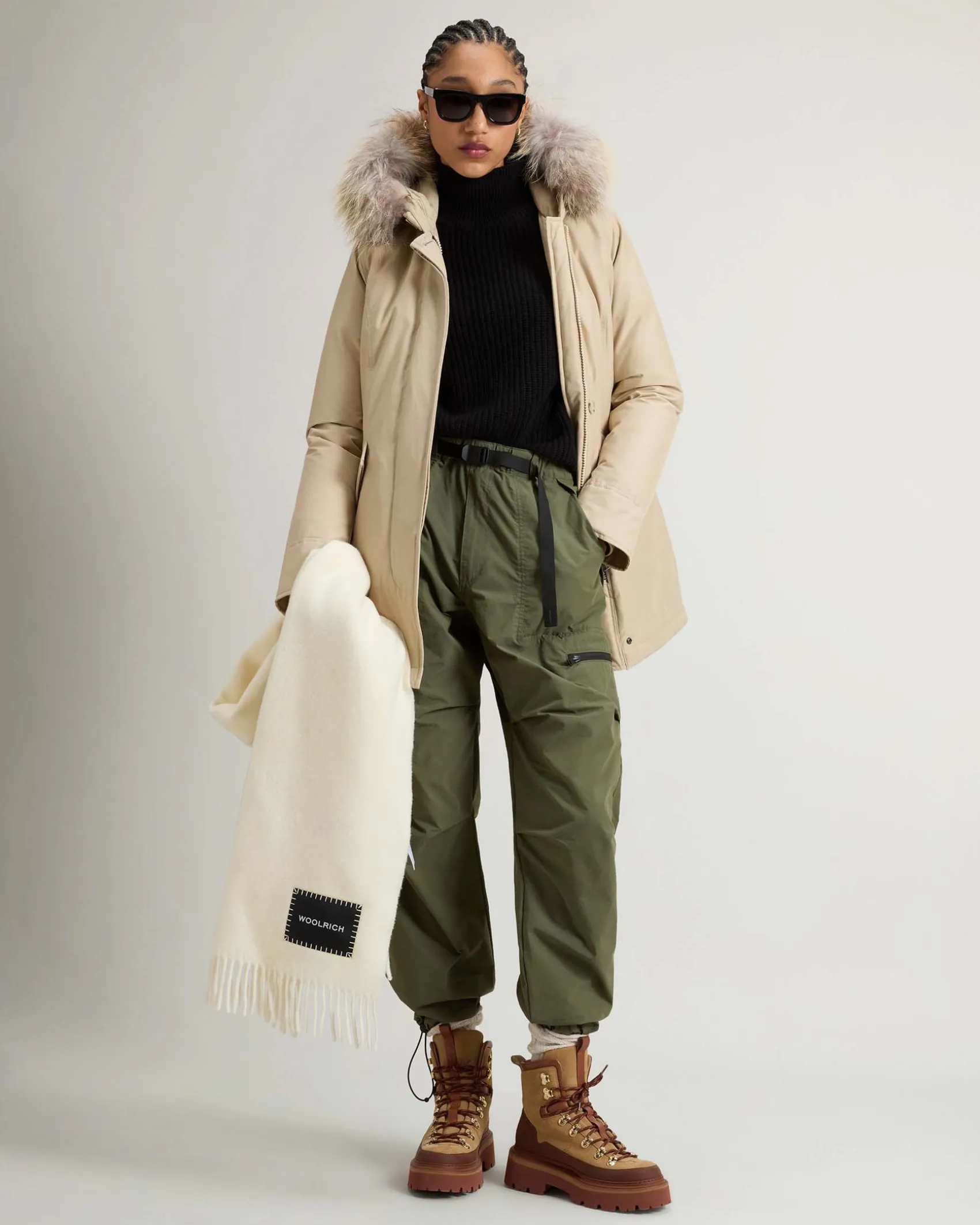 Arctic Parka slim fit color sabbia imbottito in piuma naturale con bordatura in pelliccia