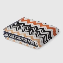 Asciugamano ospite Bernard in spugna di cotone a fantasia chevron bianco nero e coccio