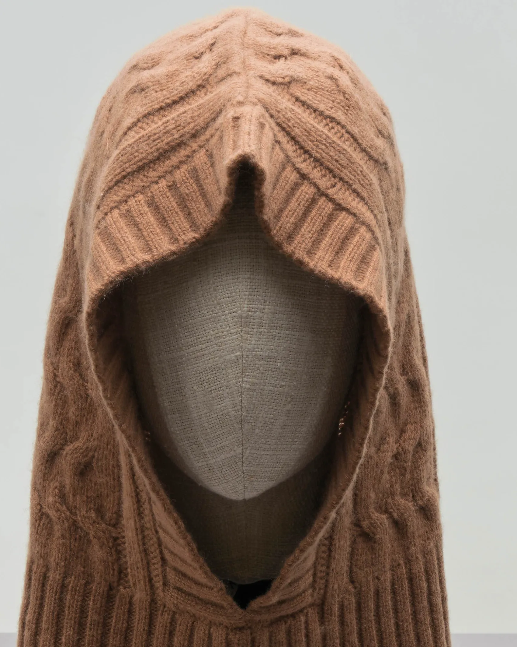 Balaclava color cammello in cashmere lavorato a trecce