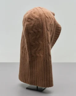 Balaclava color cammello in cashmere lavorato a trecce