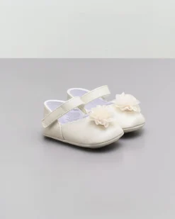 Ballerine in similpelle color panna con fiore in tulle applicato sul davanti e listino