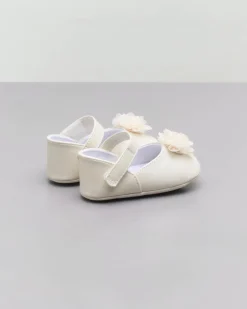 Ballerine in similpelle color panna con fiore in tulle applicato sul davanti e listino